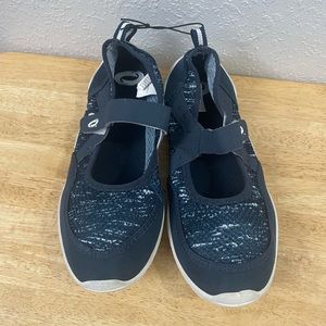 NWOT Academy, LTD water shoes size 8, blue